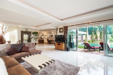 Luxurious Mansion with private pool 6