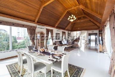 Luxurious Mansion with private pool 4