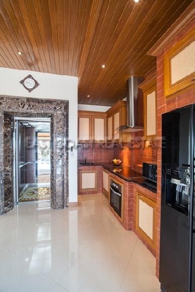 Luxurious Mansion with private pool 3