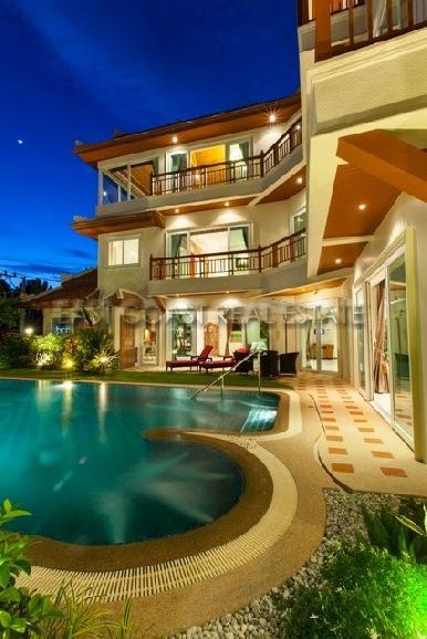 Luxurious Mansion with private pool 26