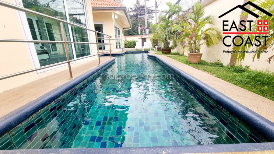 Stunning pool house 19